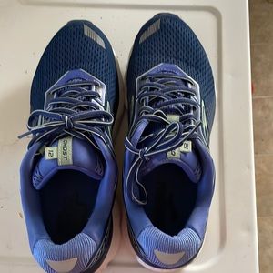 Women’s Brooks tennis shoes